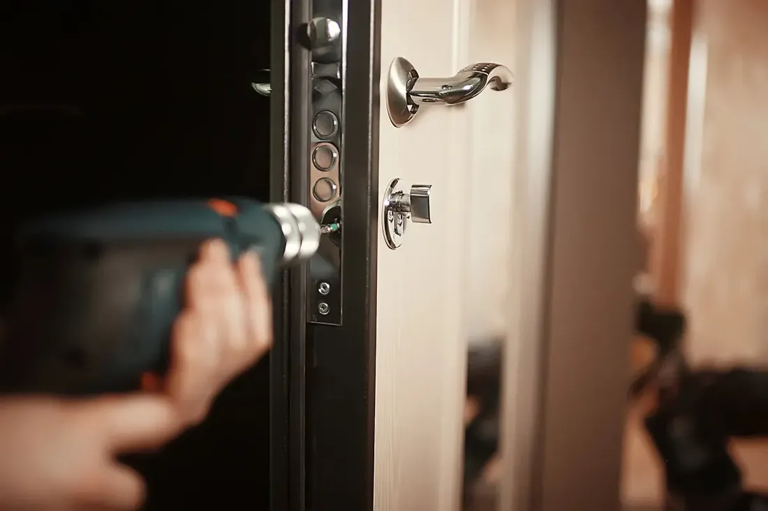 Pose d'une serrure multipoints sur une porte blindée d'appartement
